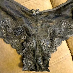 Victoria’s Secret Undies👙~New without tag.